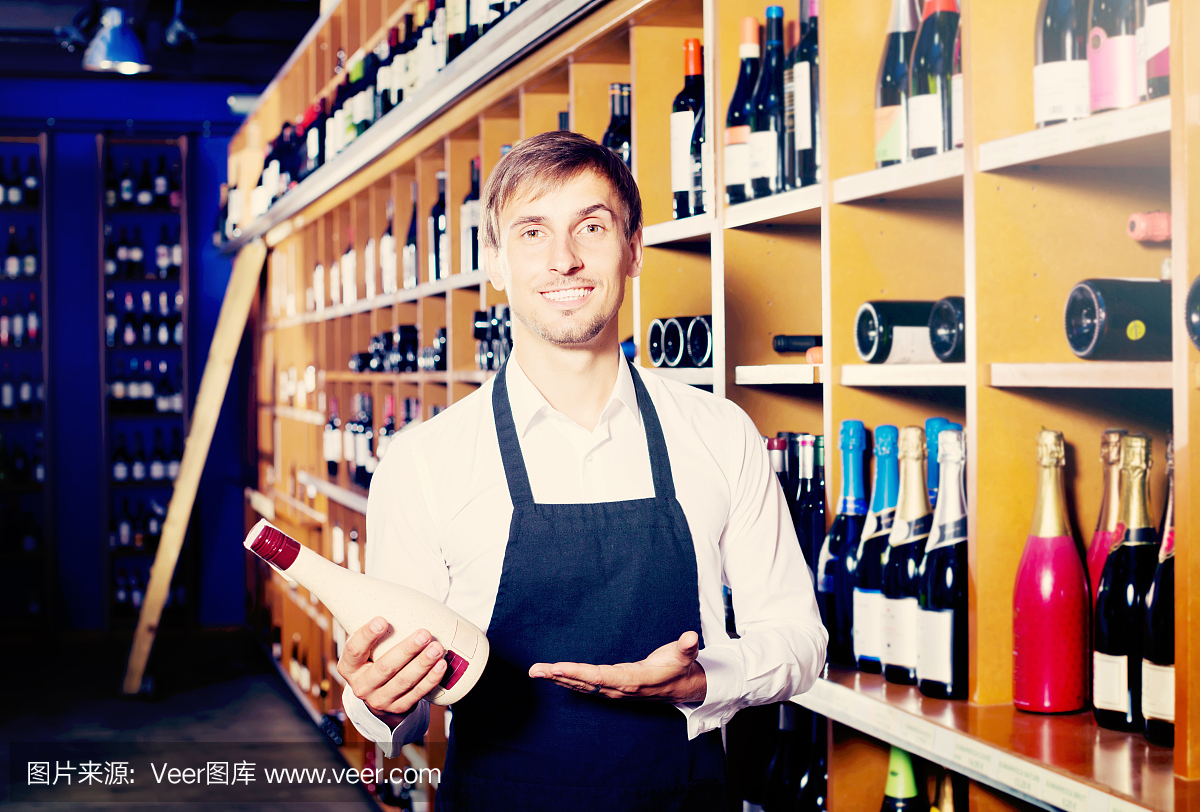 酒類商店男售貨員